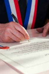 Signature maire - Crédit photo : © Christophe Fouquin - Fotolia.com